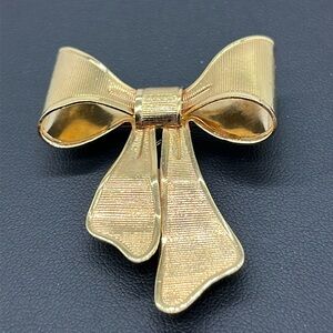Avon 1980s bow ribbon brooch pin textured gold tone